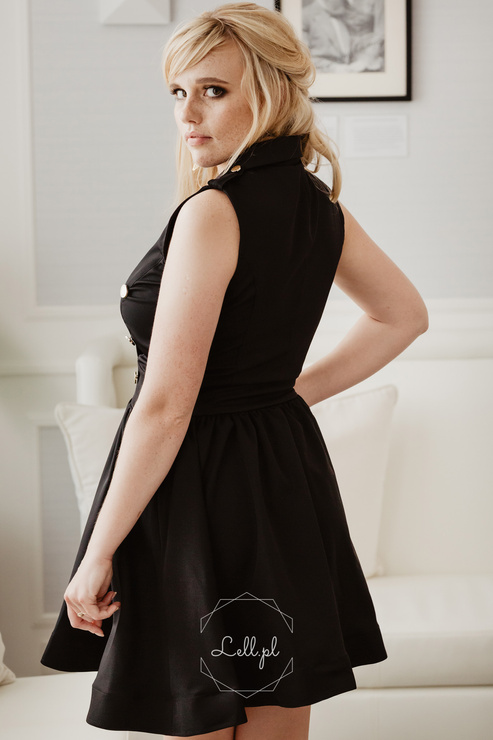 SEES czarna rozkloszowana sukienka o żakietowym kroju – biznesowa