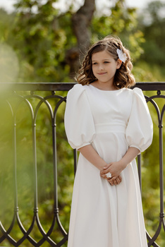 WYPOŻYCZENIE - sukienka NATT GIRL rozkloszowana midi z bufiastymi rękawami dla dziewczynki, zawiązywana na kokardę - śmietankowa biel