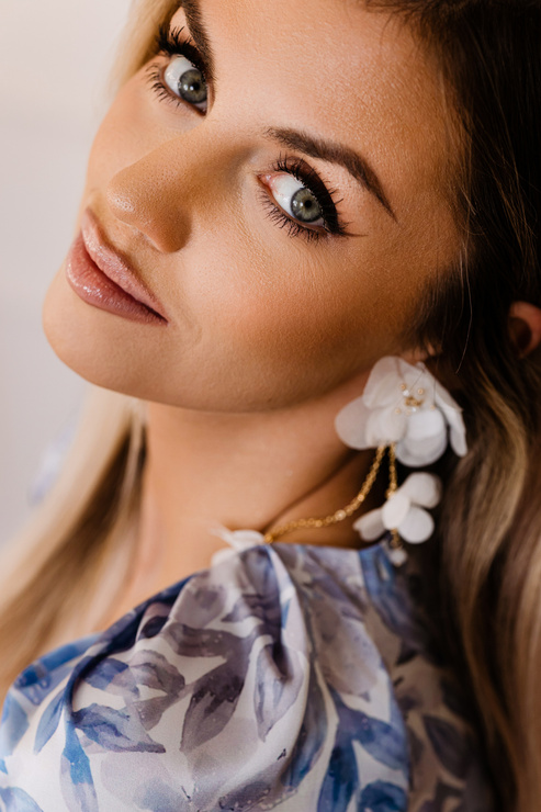 FLORAL CASCADE - długie złote wiszące kolczyki zdobione białymi kwiatami