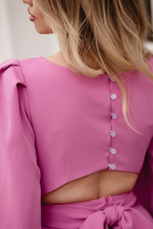 WYPOŻYCZENIE - sukienka NATT rozkloszowana midi z bufiastymi rękawami i lekko odsłoniętymi plecami, zawiązywana na kokardę - różowa