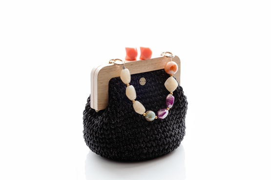 NUBAI - elegancka torebka, pleciona ze sznurem kolorowych kamieni - czarna z pomarańczowym uchwytem