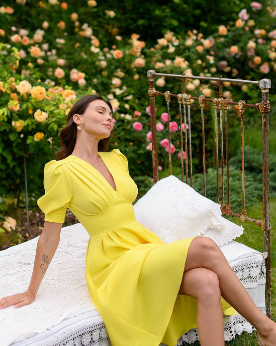 WYPOŻYCZENIE - sukienka MISSY rozkloszowana midi z bufiastymi rękawkami - żółty kanarkowy