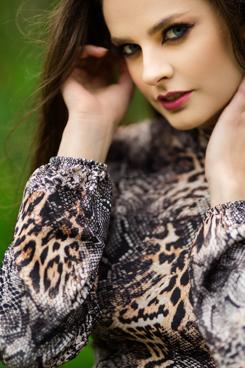 AZULLE dopasowana sukienka panterka z pół-golfem beżowo-brązowa