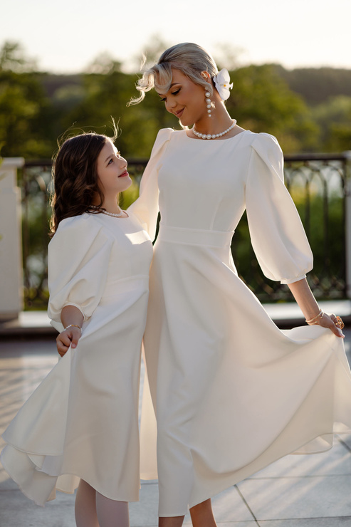 WYPOŻYCZENIE - sukienka NATT GIRL rozkloszowana midi z bufiastymi rękawami dla dziewczynki, zawiązywana na kokardę - śmietankowa biel