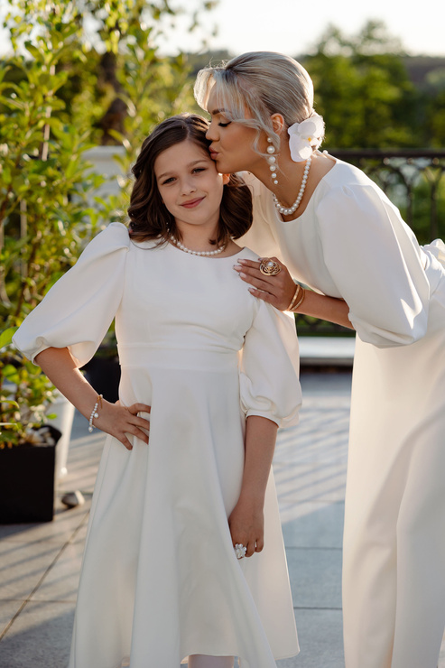 WYPOŻYCZENIE - sukienka NATT GIRL rozkloszowana midi z bufiastymi rękawami dla dziewczynki, zawiązywana na kokardę - śmietankowa biel