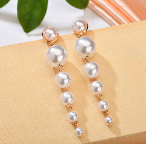 LUXE PEARLS - wiszące kolczyki w stylu vintage ze sztucznymi perłami