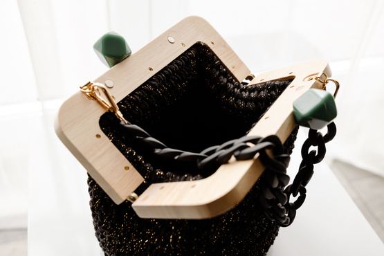 WYPOŻYCZENIE - elegancka torebka NUBAI pleciona z czarnym łańcuchem - czarna z zielonym uchwytem