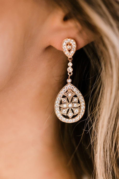 TEARA - wiszące złote kolczyki w kształcie łezki ozdobione diamencikami