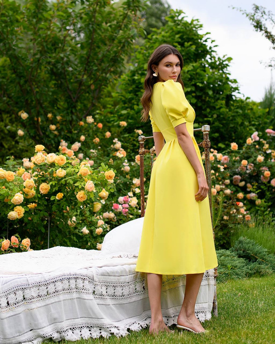 WYPOŻYCZENIE - sukienka MISSY rozkloszowana midi z bufiastymi rękawkami - żółty kanarkowy