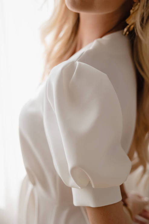 PRZYMIARKA - sukienka GREENA EX rozkloszowana mini zapinana na perłowe guziki z bufiastymi rękawkami - śmietankowa biel