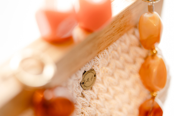 WYPOŻYCZENIE - elegancka torebka NUBAI pleciona ze sznurem kolorowych kamieni - śmietankowa z pomarańczowym uchwytem