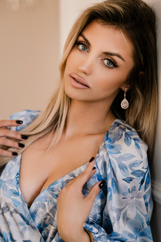 TEARA - wiszące złote kolczyki w kształcie łezki ozdobione diamencikami