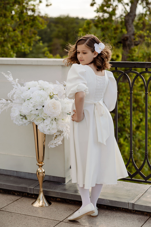 WYPOŻYCZENIE - sukienka NATT GIRL rozkloszowana midi z bufiastymi rękawami dla dziewczynki, zawiązywana na kokardę - śmietankowa biel