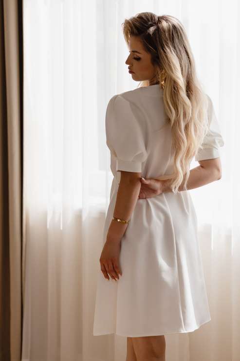 PRZYMIARKA - sukienka GREENA EX rozkloszowana mini zapinana na perłowe guziki z bufiastymi rękawkami - śmietankowa biel