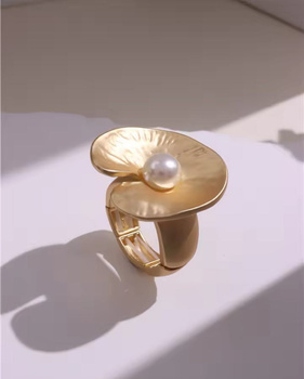 LOTUS  - geometryczny pierścionek z perłą z regulowanym obwodem