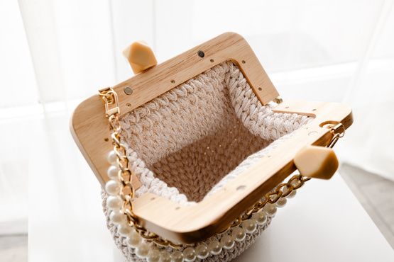 WYPOŻYCZENIE - elegancka torebka NUBAI pleciona z złotym łańcuszkiem i sznurem pereł - śmietankowa z beżowym uchwytem