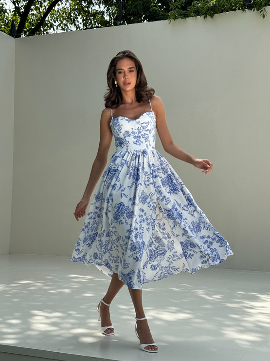 NAOMI - sukienka jedwabna na ramiączkach w niebieskie kwiaty - biała