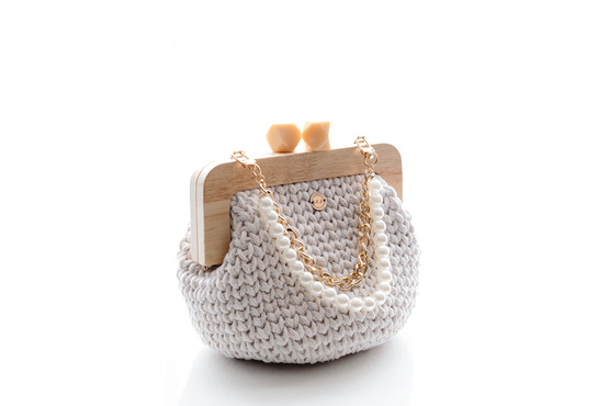NUBAI - elegancka torebka, pleciona z złotym łańcuszkiem i sznurem pereł - śmietankowa z beżowym uchwytem