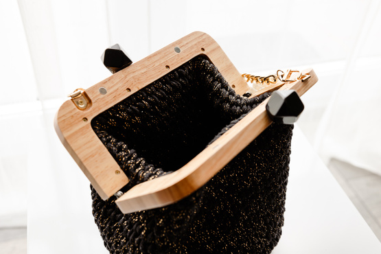 NUBAI - elegancka torebka, pleciona z złotym łańcuszkiem i sznurem pereł - czarna z czarnym uchwytem