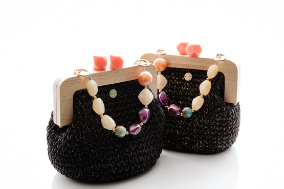 NUBAI - elegancka torebka, pleciona ze sznurem kolorowych kamieni - czarna z pomarańczowym uchwytem