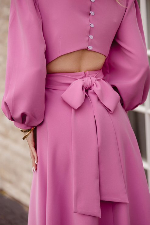 WYPOŻYCZENIE - sukienka NATT rozkloszowana midi z bufiastymi rękawami i lekko odsłoniętymi plecami, zawiązywana na kokardę - różowa
