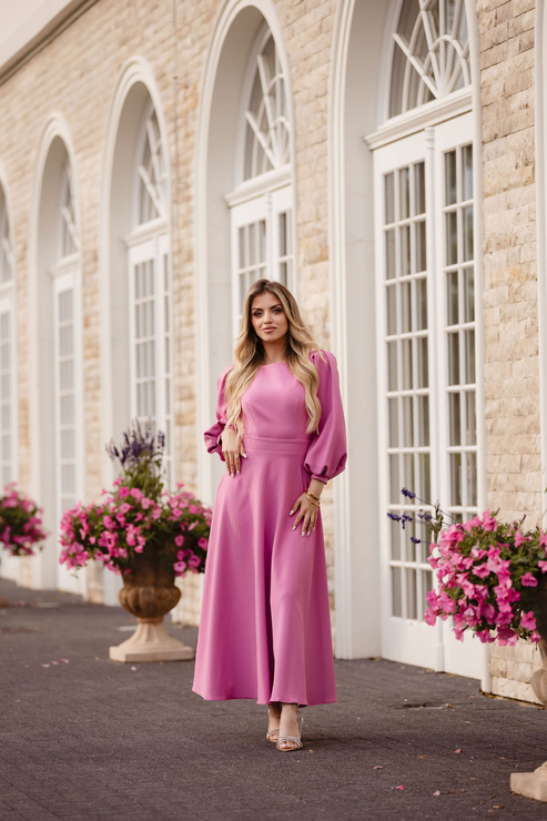 PRZYMIARKA - sukienka NATT rozkloszowana midi z bufiastymi rękawami i lekko odsłoniętymi plecami, zawiązywana na kokardę - różowa