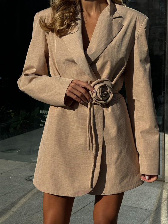 PRZYMIARKA - sukienka garniturowa TWINS mini z wiązaniem w tali i różą - beżowa