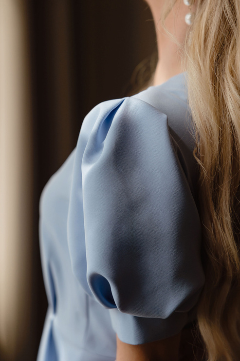 WYPOŻYCZENIE - sukienka GREENA EX rozkloszowana, mini zapinana na perłowe guziki z bufiastymi rękawkami - błękitna