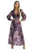 520-1 Plisowana szyfonowa długa sukienka z dekoltem, długim rękawkiem i szerokim paskiem - FIOLETOWE DUŻE KWIATY