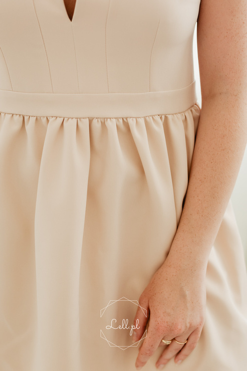 ROMME beżowa sukienka z falbankami