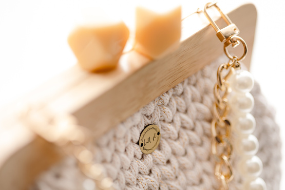 NUBAI - elegancka torebka, pleciona z złotym łańcuszkiem i sznurem pereł - śmietankowa z beżowym uchwytem