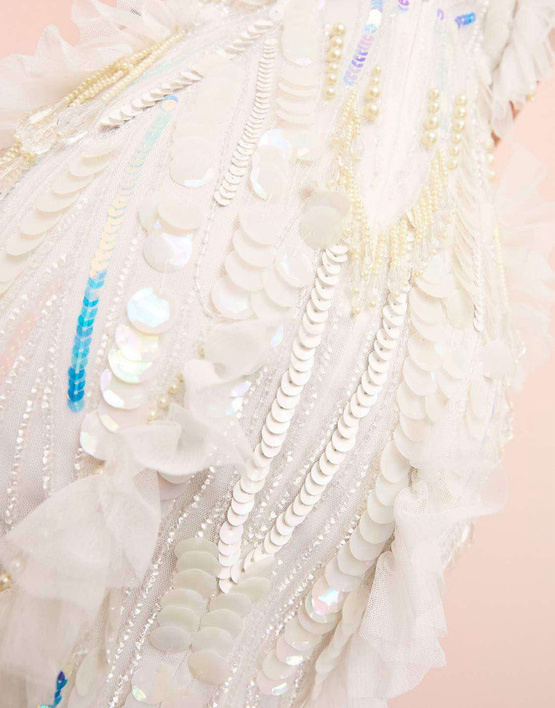 PRZYMIARKA - sukienka BUTTERFLY GLOW mini, na ramiączkach, zdobiona cekinami i perełkami - biało-srebrna