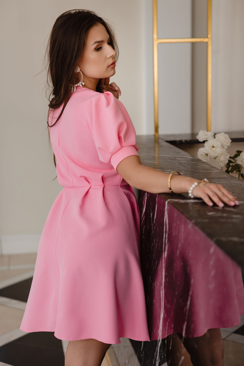 PRZYMIARKA - sukienka - GREENA EX rozkloszowana mini zapinana na perłowe guziki z bufiastymi rękawkami - cukierkowy róż