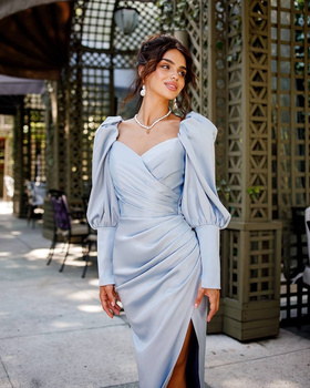 MOIRI maxi satynowa sukienka silver, dopasowana z marszczeniami, z bufiastymi rękawami - błękitno - srebrna