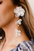 FLORAL CASCADE - długie złote wiszące kolczyki zdobione białymi kwiatami