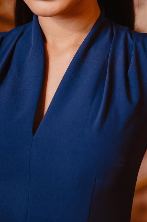 BLERE niebiesko chabrowa sukienka ze stójką