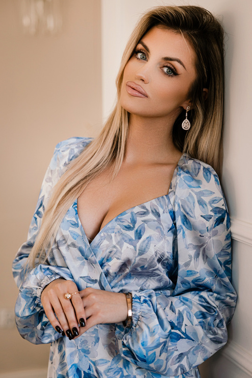 TEARA - wiszące złote kolczyki w kształcie łezki ozdobione diamencikami