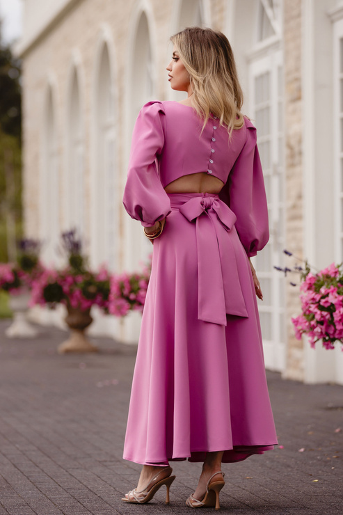 PRZYMIARKA - sukienka NATT rozkloszowana midi z bufiastymi rękawami i lekko odsłoniętymi plecami, zawiązywana na kokardę - różowa