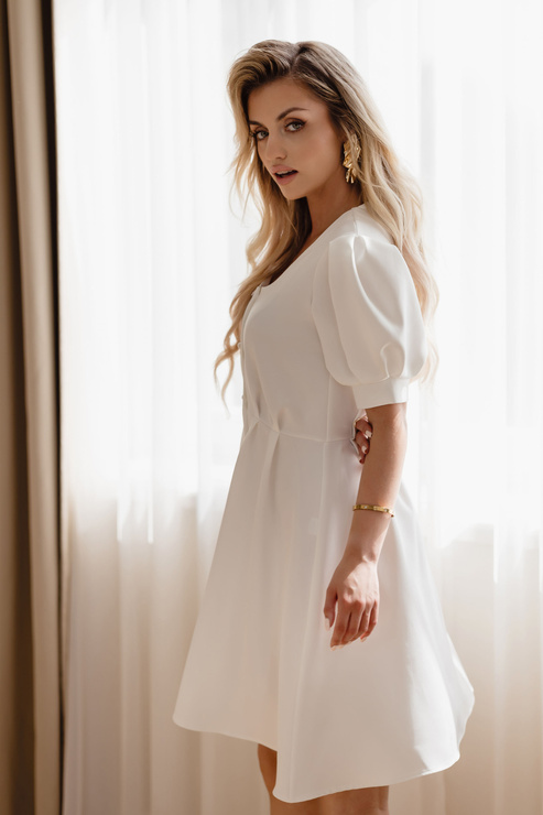 PRZYMIARKA - sukienka GREENA EX rozkloszowana mini zapinana na perłowe guziki z bufiastymi rękawkami - śmietankowa biel