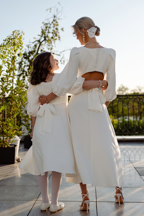 WYPOŻYCZENIE - sukienka NATT GIRL rozkloszowana midi z bufiastymi rękawami dla dziewczynki, zawiązywana na kokardę - śmietankowa biel