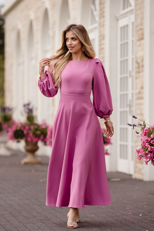 PRZYMIARKA - sukienka NATT rozkloszowana midi z bufiastymi rękawami i lekko odsłoniętymi plecami, zawiązywana na kokardę - różowa