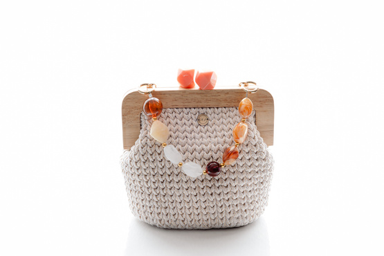 WYPOŻYCZENIE - elegancka torebka NUBAI pleciona ze sznurem kolorowych kamieni - śmietankowa z pomarańczowym uchwytem