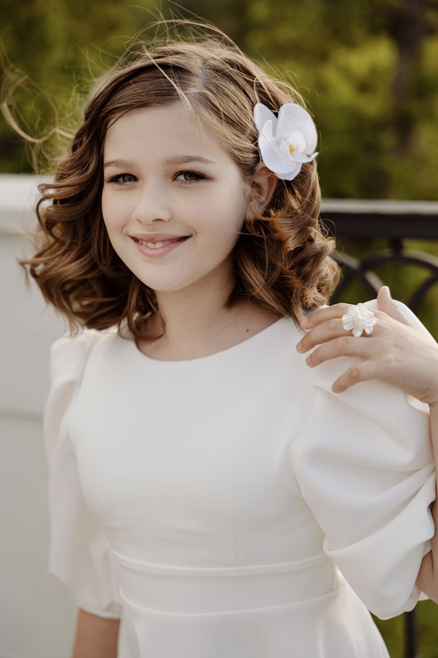 WYPOŻYCZENIE - sukienka NATT GIRL rozkloszowana midi z bufiastymi rękawami dla dziewczynki, zawiązywana na kokardę - śmietankowa biel