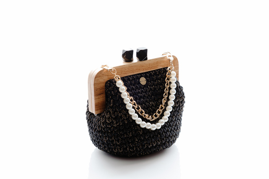 NUBAI - elegancka torebka, pleciona z złotym łańcuszkiem i sznurem pereł - czarna z czarnym uchwytem