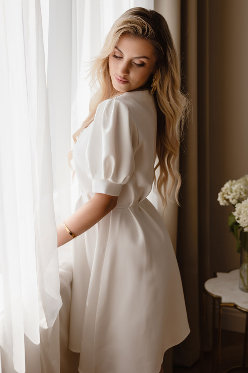 WYPOŻYCZENIE - sukienka GREENA EX rozkloszowana mini zapinana na perłowe guziki z bufiastymi rękawkami - śmietankowa biel