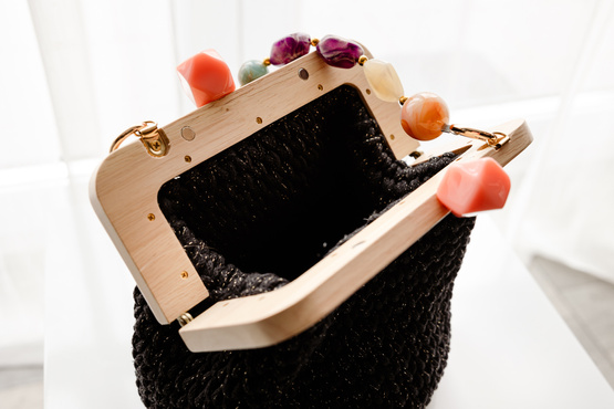 WYPOŻYCZENIE - elegancka torebka NUBAI pleciona ze sznurem kolorowych kamieni - czarna z pomarańczowym uchwytem