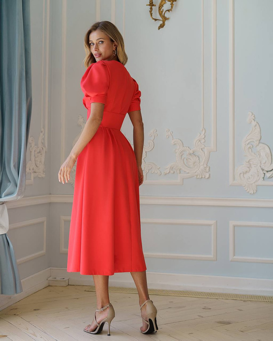 PRZYMIARKA - sukienka MISSY rozkloszowana midi z bufiastymi rękawkami - czerwona koralowa