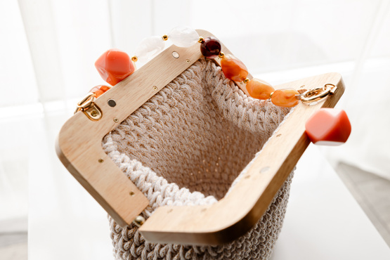 NUBAI - elegancka torebka, pleciona ze sznurem kolorowych kamieni - śmietankowa z pomarańczowym uchwytem