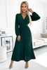 504-3 VIVIANA Plisowana sukienka midi z dekoltem, długim rękawkiem i szerokim paskiem - ZIELEŃ BUTELKOWA