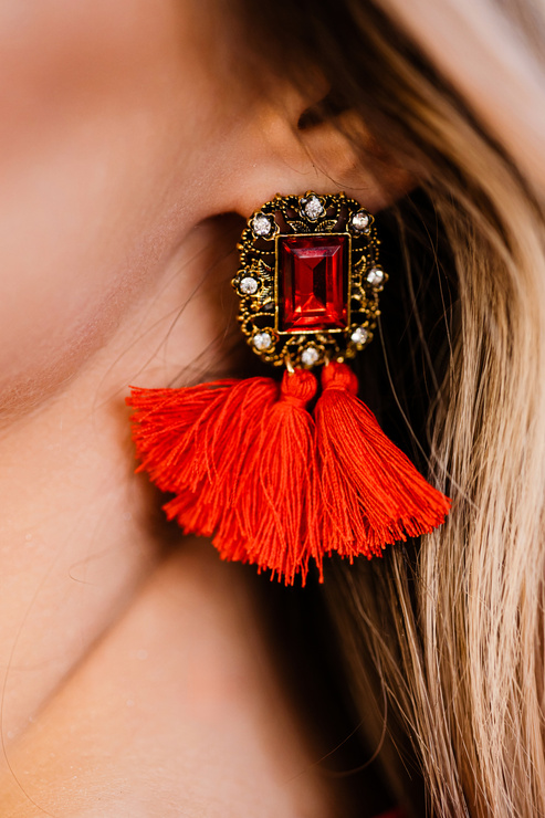 REVERIE RED - wiszące złote kolczyki z czerwonymi frędzelkami